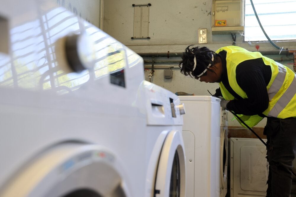 ©PHOTOPQR/DNA/Laurent REA ; Strasbourg ; 24/06/2025 ; Un technicien répare une machine à laver. Strasbourg le 24 juin 2025. (MaxPPP TagID: maxnewsspecialtwo260507.jpg) [Photo via MaxPPP] - Nouvel espace Envie pour les dons d'appareils usagés