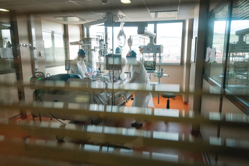 ©PHOTOPQR/LA MONTAGNE/Jérémie FULLERINGER ; ; 06/11/2020 ; Hopital Henri Mondor Aurillac, epidemie pandemie contamination Coronavirus COVID-19, deuxieme vague, service reanimation, illustration, 06/11/2020. Photo Jeremie Fulleringer (MaxPPP TagID:...
