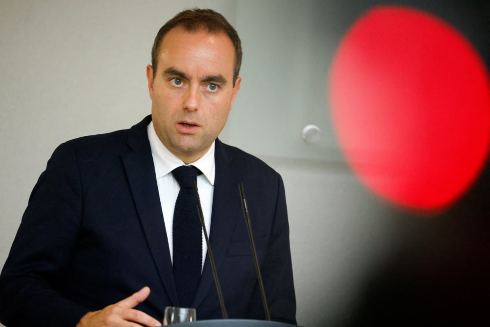 Sébastien Lecornu a aussi estimé ce soir qu'Emmanuel Macron pourra nommer un nouveau Premier ministre dans "les 48 heures".