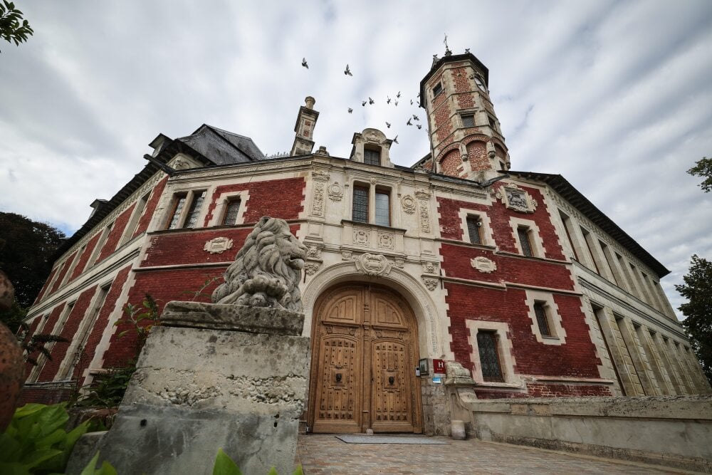©PHOTOPQR/VOIX DU NORD/PIERRE ROUANET ; 23/09/2025 ; AUBRY DU HAINAUT, 23/09/2025. Le chateau d'Aubry du Hainaut, hotel trois etoiles, lieu de mariages et seminaires, a ete rachete debut septembre par Romain Tellier, le patron du groupe de nettoyage...