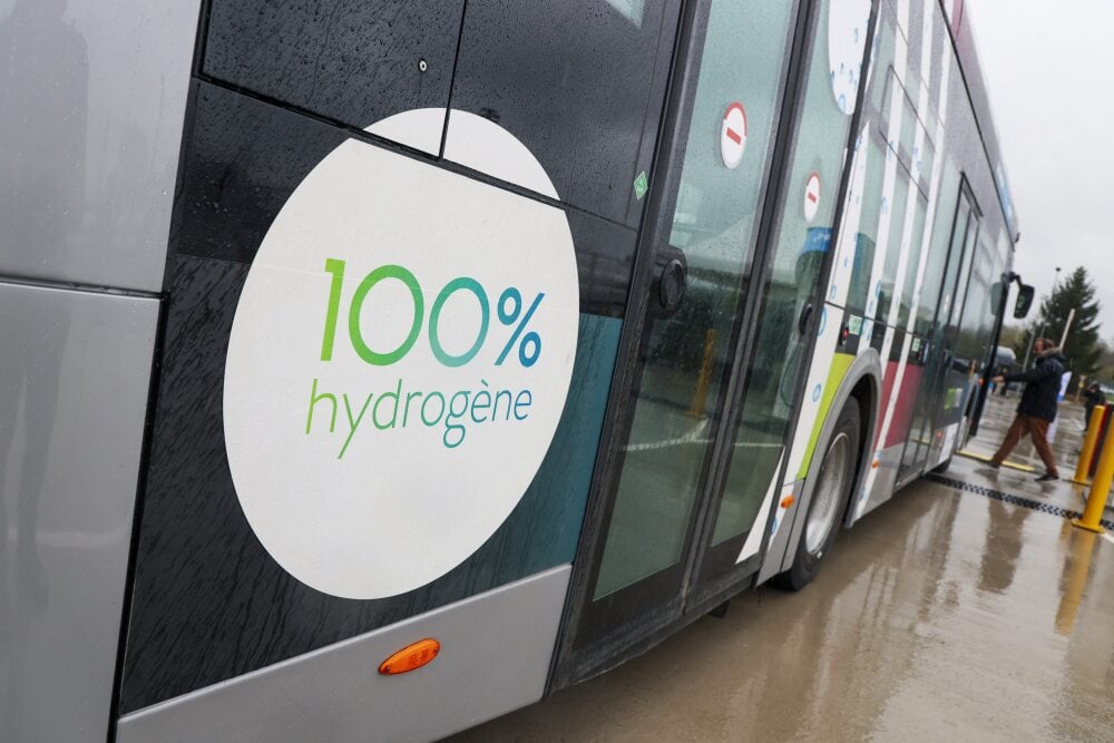 ©PHOTOPQR/L'EST REPUBLICAIN/Michael DESPREZ ; Danjoutin ; 03/04/2024 ; Danjoutin 03-04-2024. Bus hydrogène Optymo. Inauguration de la station de production d'hydrogène renouvelable de Belfort située rue des 3-Réseaux à Danjoutin. Photo Michaël Desprez...
