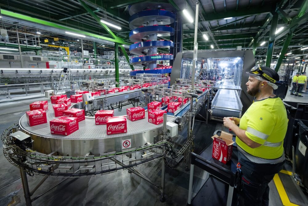 ©PHOTOPQR/VOIX DU NORD/JOHAN BEN AZZOUZ ; 03/10/2025 ; Socx, le 3 octobre 2025.¬?Site de production Coca-Cola pres de Dunkerque. La direction annonce ce jour de l?Äôouverture prochaine d'une nouvelle ligne de production pour boissons plates, la...