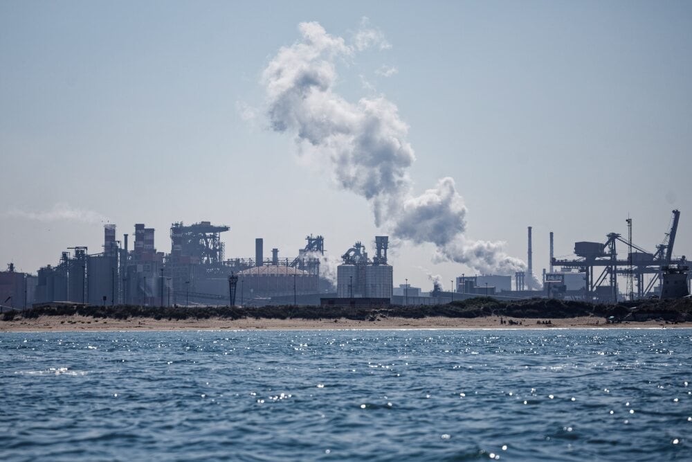 ©PHOTOPQR/VOIX DU NORD/JOHAN BEN AZZOUZ ; 13/07/2025 ; Dunkerque, le 13 juillet 2025. La plage de Malo les bains vue depuis la mer. Usine ArcelorMittal. PHOTO JOHAN BEN AZZOUZ LA VOIX DU NORD (MaxPPP TagID: maxnewsspecialtwo283266.jpg) [Photo via...