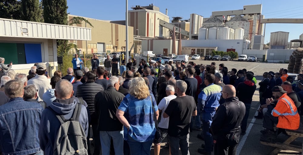 Le 10 octobre 2025, les organisations syndicales (CFE-CGC, CGT et FO) ont manifesté devant les grilles de la verrerie O-I Glass de Vergèze (Gard) pour contester les allégations de la direction justifiant la fermeture du site.