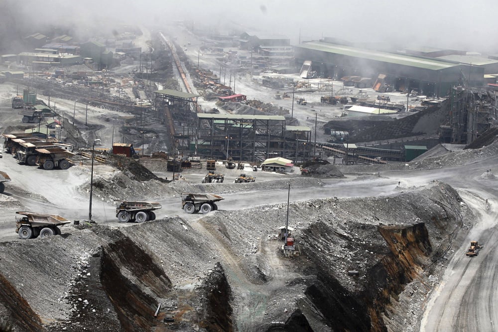 Des camions sont garés dans la mine à ciel ouvert du complexe minier de cuivre et d’or Grasberg de PT Freeport, près de Timika, en Indonésie, le 19 septembre 2015.