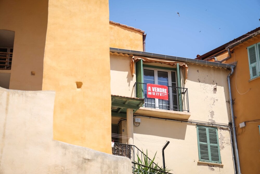 Sebastien Toubon / IP3; Menton, France le 04 juillet 2025 - Illustration vacances sur la cote d Azur - Holiday illustration on the French Riviera - Les ruelles de Menton avec appartement a vendre (MaxPPP TagID: maxnewsfrsix060693.jpg) [Photo via...