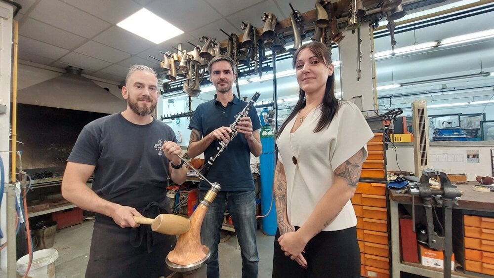 ©PHOTOPQR/LE PARISIEN/Mehdi Gherdane ; Mantes-la-Ville ; 08/10/2025 ; L'entreprise Buffet Crampon fête ses 200 ans d'existence. L'occasion de croiser Cyril, Romain (avec sa barbe) et Amélie, tous de la même famille et qui y travaillent depuis des...