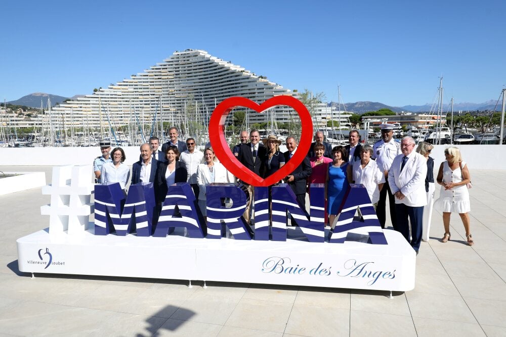 ©PHOTOPQR/NICE MATIN/Jean François Ottonello ; Villeneuve-Loubet ; 30/08/2025 ; Maud Fontenoy, navigatrice, Philippe tabarot, ministre charge des transports, et Lionnel Luca, maire de Villeneuve-Loubet sur la terrasse Coeur Marina (MaxPPP TagID:...