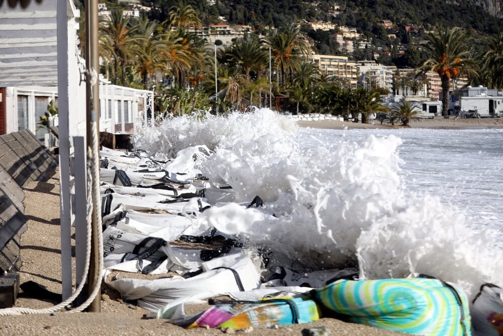 ©PHOTOPQR/NICE MATIN/Jean François Ottonello ; Menton ; 18/01/2023 ; Coup de mer a Menton dans les Alpes-Maritimes - les plages privees touchees (MaxPPP TagID: maxmatinnews543040.jpg) [Photo via MaxPPP] - COUP DE MER MENTON - COUP DE MER MENTON