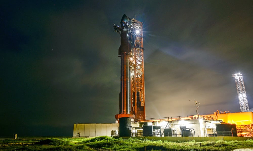 Un vaisseau spatial SpaceX Starship est installé au sommet d’un propulseur super lourd sur la rampe de lancement avant son dixième vol d’essai prévu, dans le complexe de la société à Starbase, au Texas, aux États-Unis, le 24 août 2025.