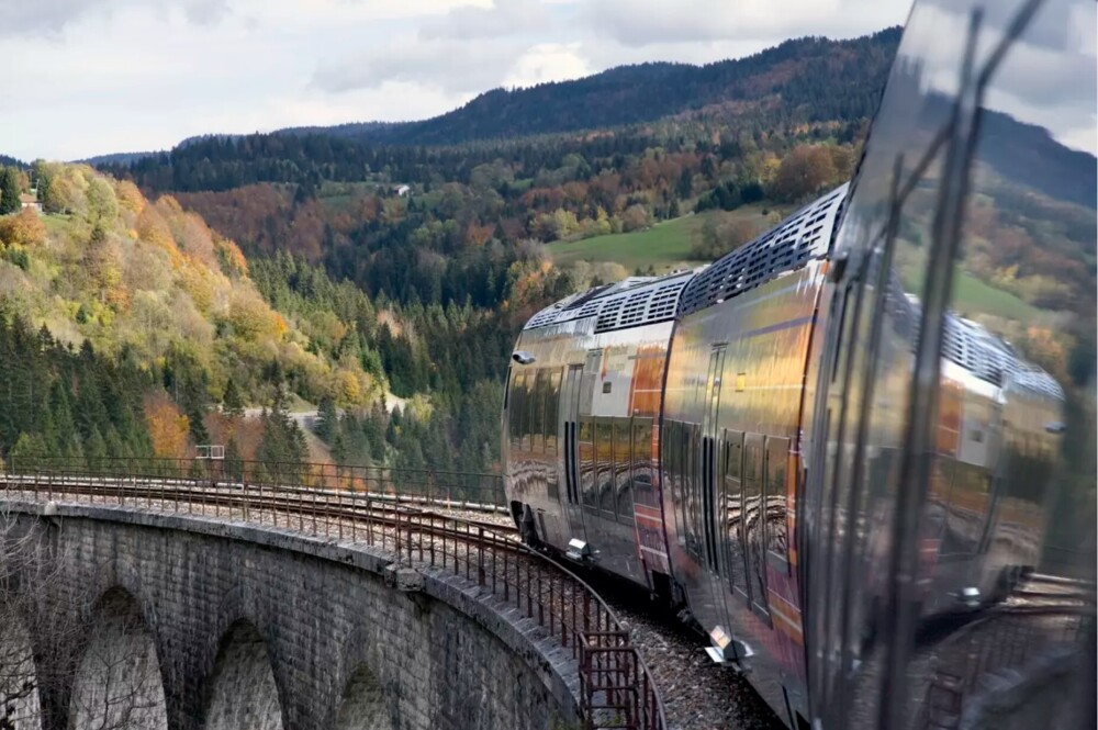 La ligne des Hirondelles, qui serpente entre Dole et Saint-Claude à travers les paysages jurassiens.
