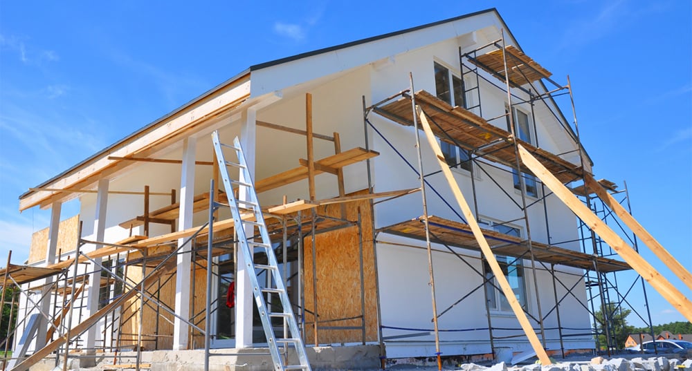 Selon une étude Hellio, moins de la moitié des Français a engagé des travaux depuis cinq ans. L’instabilité des aides et le contexte international plombent les intentions de chantier.