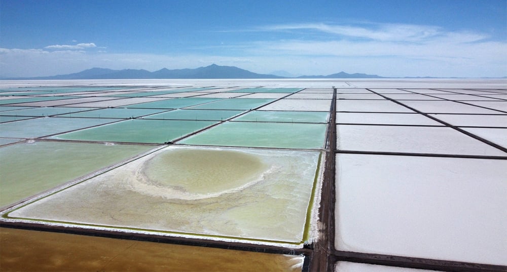 Depuis 2017, l’entreprise publique Yacimientos de Litio Bolivianos (YLB) est chargée du développement de la production de carbonate de lithium, mais les habitants de la région n’ont pas le droit de s’approcher des usines ni des bassins d’évaporation.
