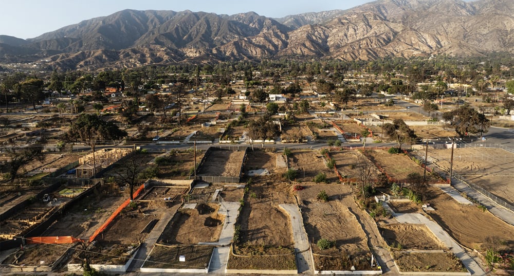 Huit mois après l'incendie d'Eaton, une grande partie de la zone brûlée du nord-ouest d'Altadena reste vide et peu de reconstructions sont en cours.