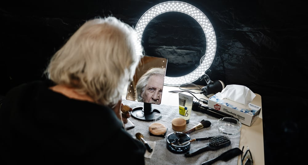 Patrick Sébastien dans sa loge avant sa représentation à Vervins, dans les Hauts-de-France, le 11 octobre 2025.