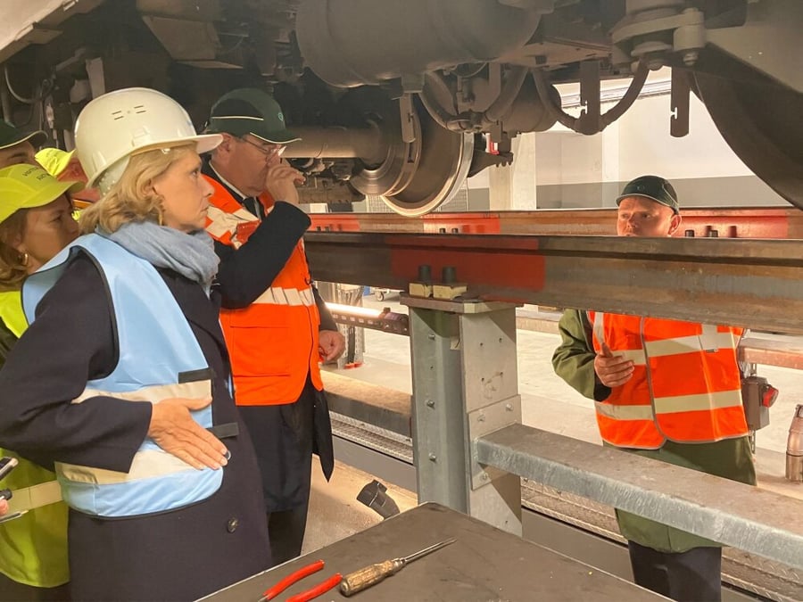 ©PHOTOPQR/LE PARISIEN/Marie-Anne Gairaud ; Sucy en Brie ; 20/10/2025 ; Pour réduire les émissions de particules fines lors du freinage des RER A, des patins innovants ont été installés sur le matériel roulant à l?atelier de maintenance de Sucy en Brie...