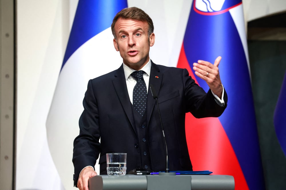 Le président français Emmanuel Macron s’exprime lors d’une conférence de presse au château de Ljubljana, à Ljubljana.