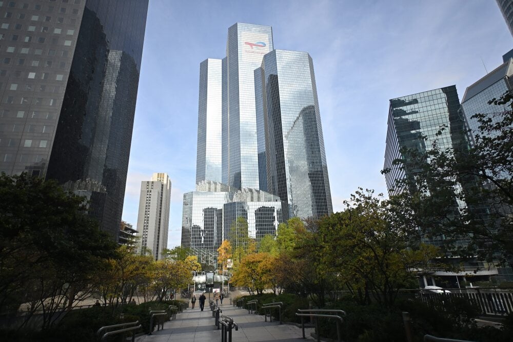 Bruno Levesque / IP3 Courbevoie France 08 Octobre 2025 Illustration dans le quartier d?Äôaffaires Paris la Defense La tour Coupole TotalEnergies ILLUSTRATION, ESPACE PUBLIC, PAYSAGE, NEWS URBANISME NEWS BUSINESS, ECONOMIE, EXTERIEUR, QUARTIER D...