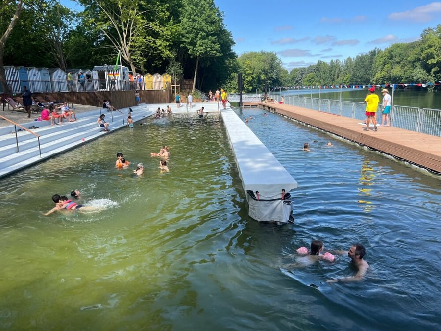 ©PHOTOPQR/LE PARISIEN/Sylvain Deleuze ; Maisons-Alfort ; 29/06/2025 ; Maisons-Alfort, dimanche matin. Les premiers baigneurs ont pu profiter de la Marne et de l'espace détente de "La plage". (MaxPPP TagID: maxnewsspecialtwo266879.jpg) [Photo via...