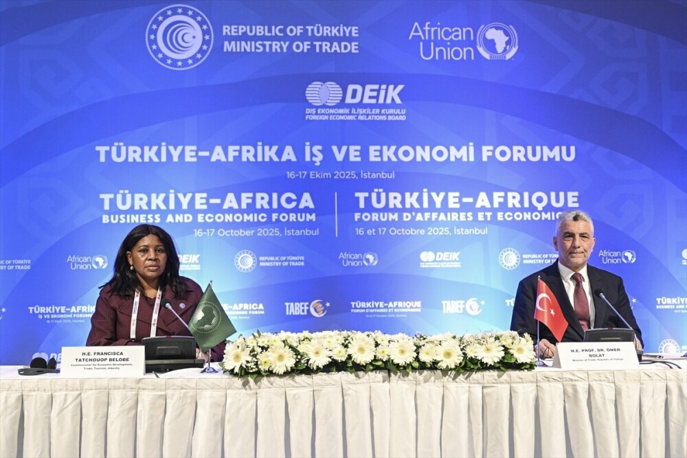 Francisca Tatchouop Belobe (Commission de l’UA) et Ömer Bolat, ministre turc du Commerce, lors du 5ᵉ Forum économique et des affaires Turquie–Afrique