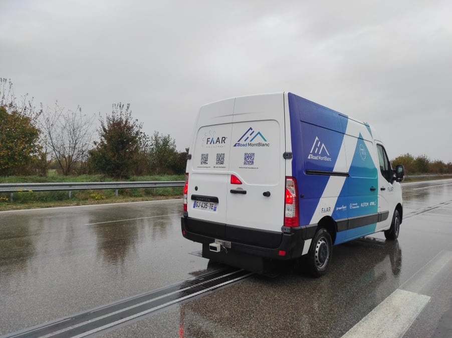 Le projet eRoadMontBlanc, porté par un consortium d'acteurs et soutenu par France 2030, vise à tester un modèle de route électrique par alimentation par le sol. Une solution qui répondrait au frein de l'autonomie pour le transport de marchandises...