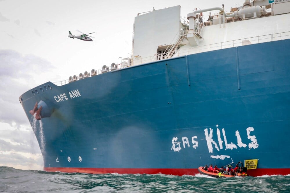 Les militants de Greenpeace inscrivent "le gaz tue" sur la coque du Cape Ann, lors de son arrivée au port du Havre en 2023.