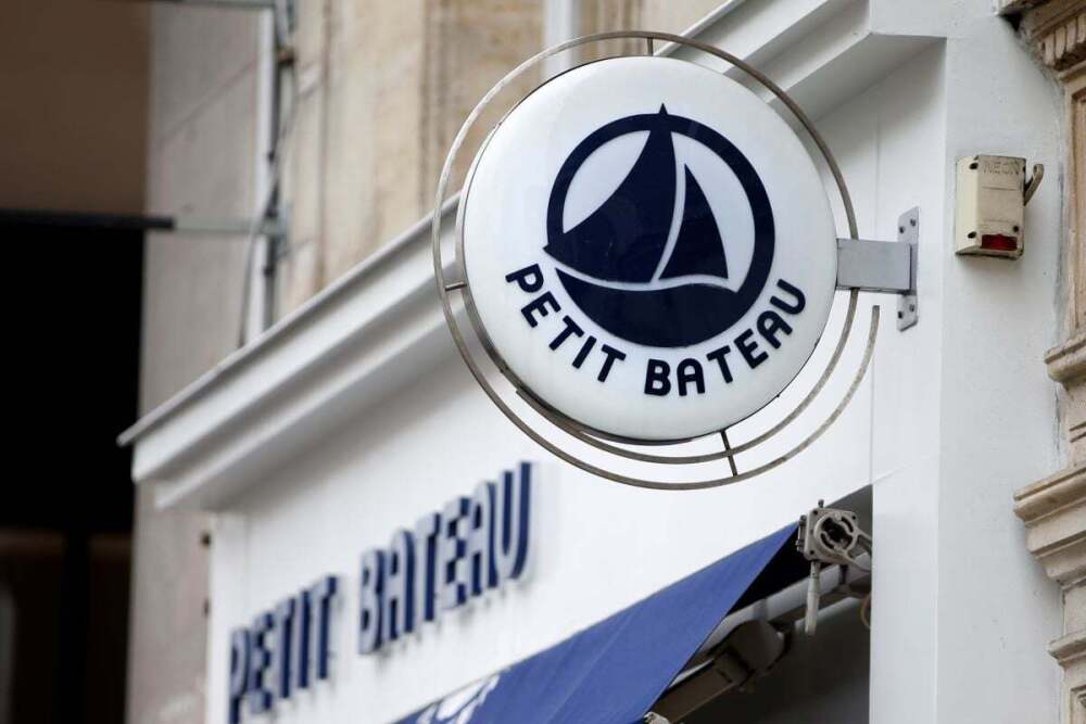 Cet été, les destinées de deux icônes françaises, Petit Bateau et Le Coq Sportif, se sont scellées différemment : l’une a trouvé un repreneur américain promettant de préserver sa production, l’autre a sombré dans la délocalisation et le redressement...