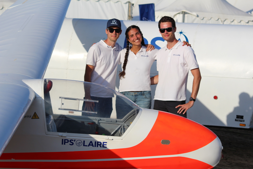 De gauche à droite : Martin, Feryel et Hugo devant l'aéronef solaire au mondial de l'ULM 2025. IPS’OLAIRE fonctionne comme une petite start-up étudiante, articulant recherche, ingénierie et communication.