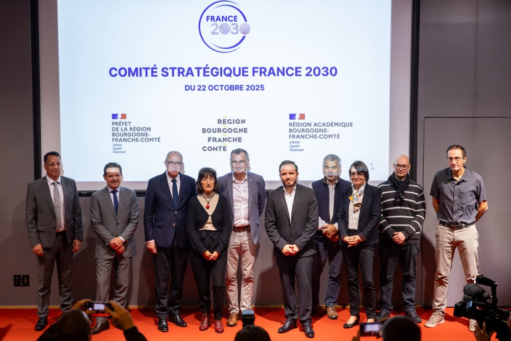 Le préfet de région, Paul Mourier et le président de région, Jérôme Durain entourés des 6 lauréats présents lors du point d'étape France 2030, le 22 octobre à Dijon.