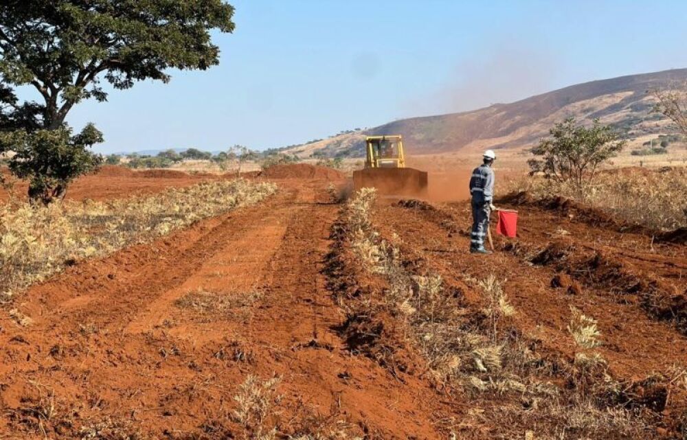 Travaux de construction sur le site du projet de terres rares de Longonjo en Angola