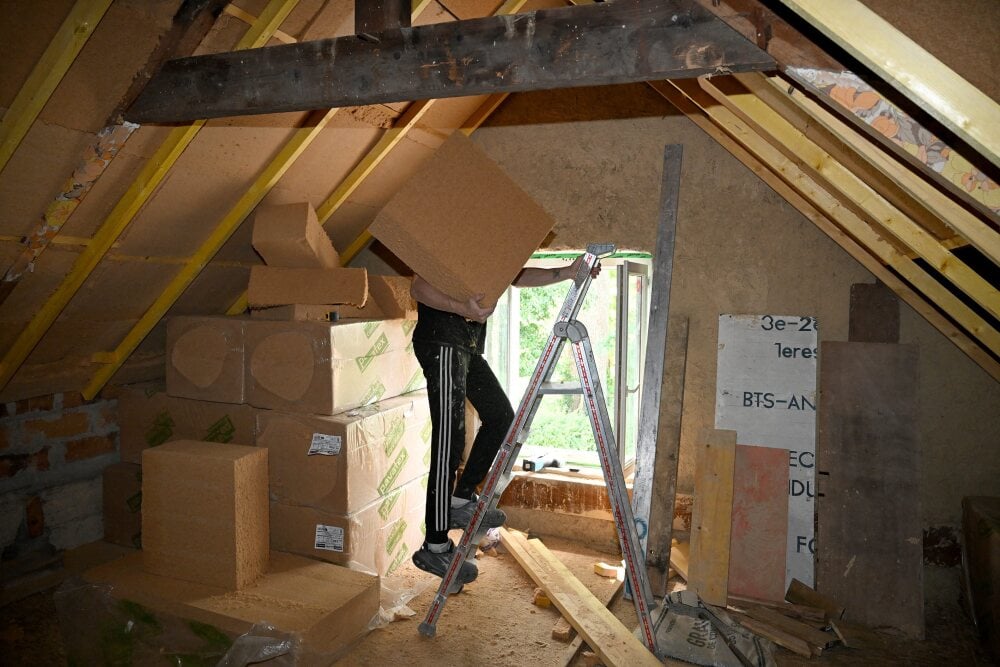 ©PHOTOPQR/OUEST FRANCE/Marc OLLIVIER ; Rennes ; 16/05/2025 ; Chantier d'isolation d'un logement ancien. Un artisan découpe un panneau isolant en fibre de bois dans des combles aménagés. Depuis 2021, MaPrimeRénov' aide les propriétaires à financer leurs...