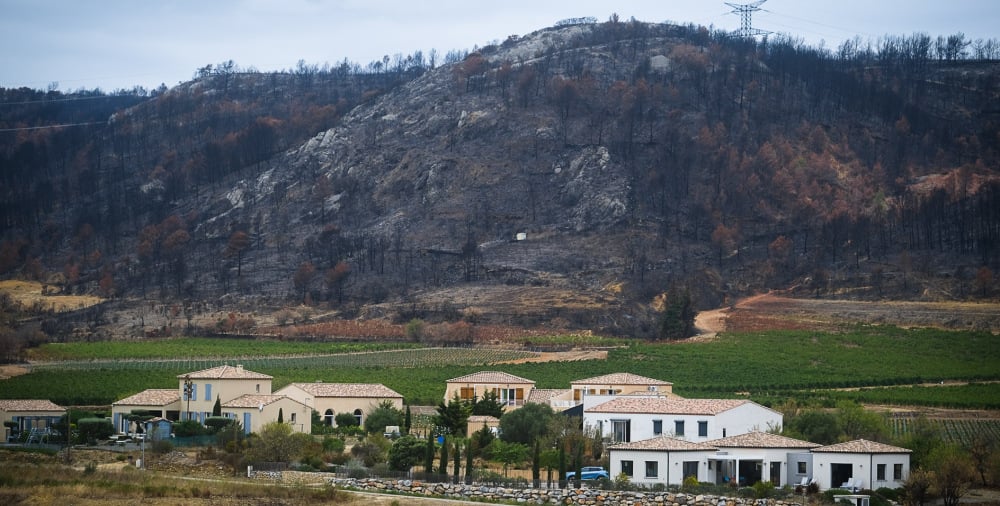 Près de trois mois après les violents incendies qui ont ravagé les Corbières dans l’Aude à l’été 2025, le monde économique guette les éventuelles retombées négatives de la catastrophe (photo : Tournissan, à peine 300 habitants).