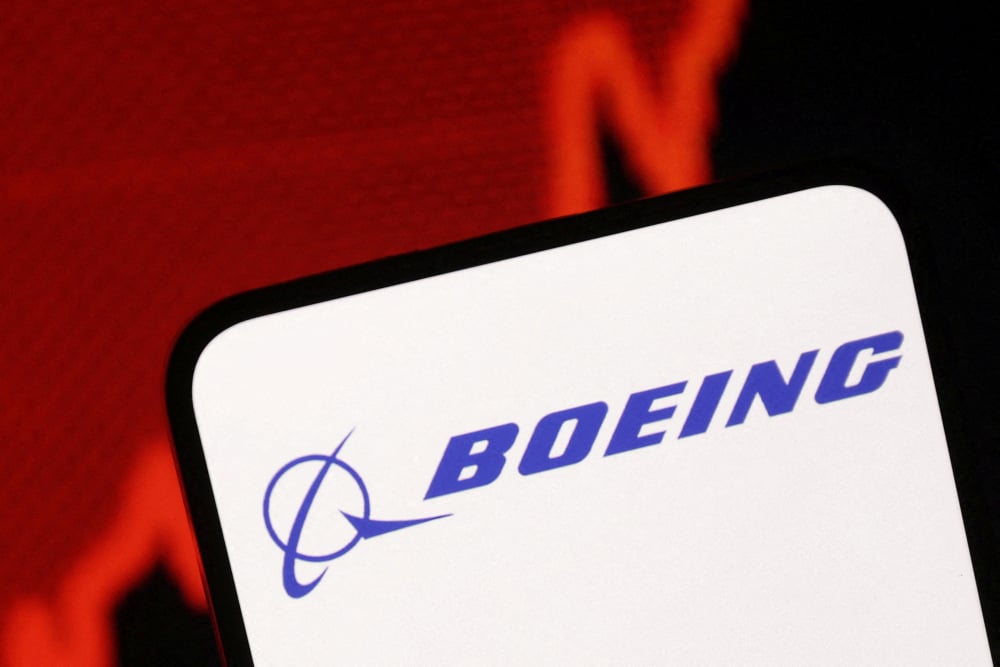 Le logo de Boeing et un graphique boursier en hausse sont visibles sur cette illustration. /Illustration prise le 26 juillet 2025/REUTERS/Dado Ruvic/Illustration - Le logo de Boeing et un graphique boursier en hausse - BOEING-RESULTS