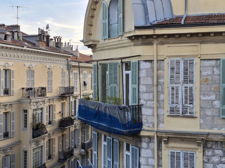 ©B. ROMANKIEWICZ/MAXPPP - NICE LE 14/05/2025 tandis que de nombreux hotels 4* emergent en centre ville de Nice, des immeubles d'habitation se degradent, les coproprietes laissant trainer les travaux de renovation de facades pendant plusieurs mois. des...