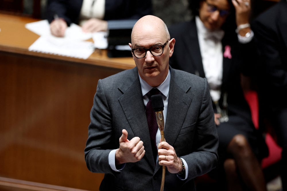 Le ministre de l’Économie et des Finances Roland Lescure au micro de l’Assemblée nationale.