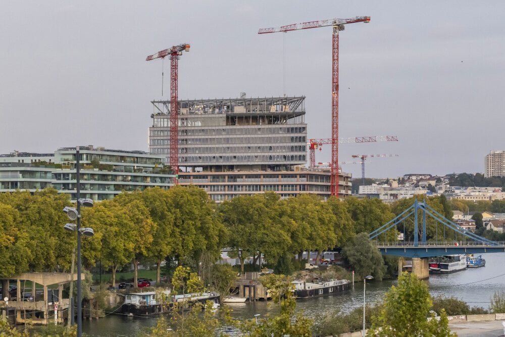 Vincent Isore/IP3 ; Boulogne Billancourt, France October 8, 2025 - Construction site of the New R building, which will house the future headquarters of car manufacturer Renault. More than 30 years after closing its local factories, Renault plans to...