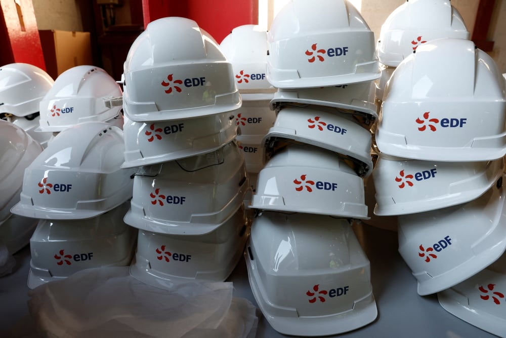 Des casques estampillés du logo EDF empilés au sein de la centrale nucléaire de Penly. Laquelle doit accueillir deux nouveaux réacteurs de type EPR 2.