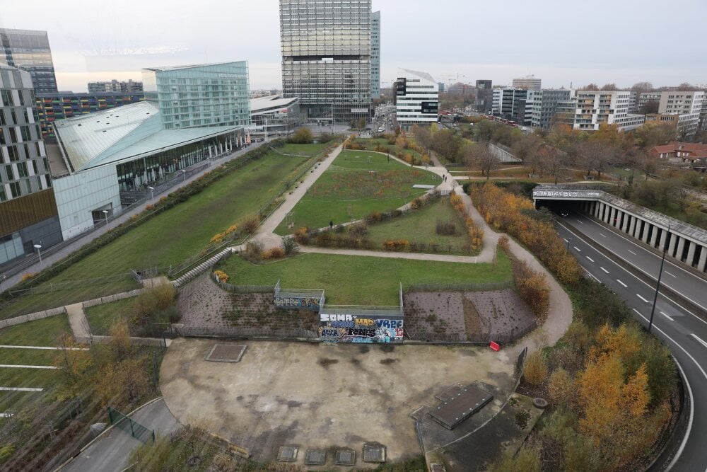 ©PHOTOPQR/VOIX DU NORD/Thierry Thorel ; 22/11/2023 ; Lille - Le 22 novembre 2023 - deux bassins de retentions sont sous le parc des Dondaines - Photo : Thierry Thorel / La Voix du Nord (MaxPPP TagID: maxnewsspecial807766.jpg) [Photo via MaxPPP] -...