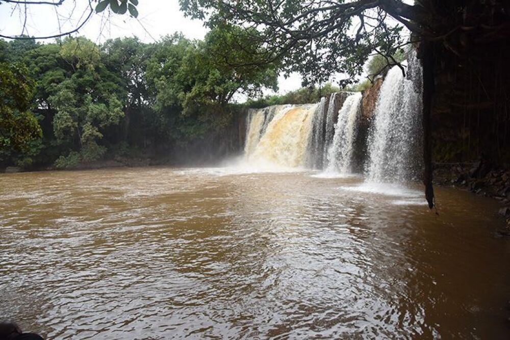 Chutes d'eau du projet hydroélectrique Bini à Warak, situé sur la rivière Bini