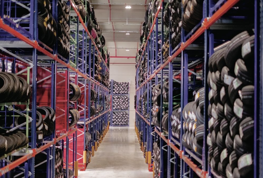 Chez Allopneus, il se vend en moins de deux mois près d'un million de pneumatiques, soit près de 25.000 références par jour. De quoi contraindre le distributeur à une organisation spécifique, nécessitant un renfort de main d'oeuvre, une organisation en...