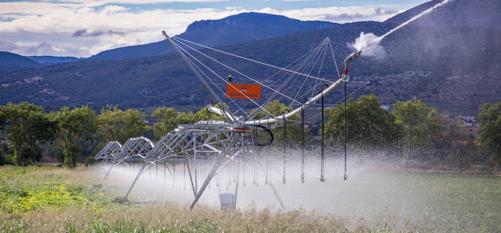 Créée en 1963, la PME héraultaise Irrifrance développe et fabrique une gamme complète de solutions d’irrigation, intégrant des outils numériques.