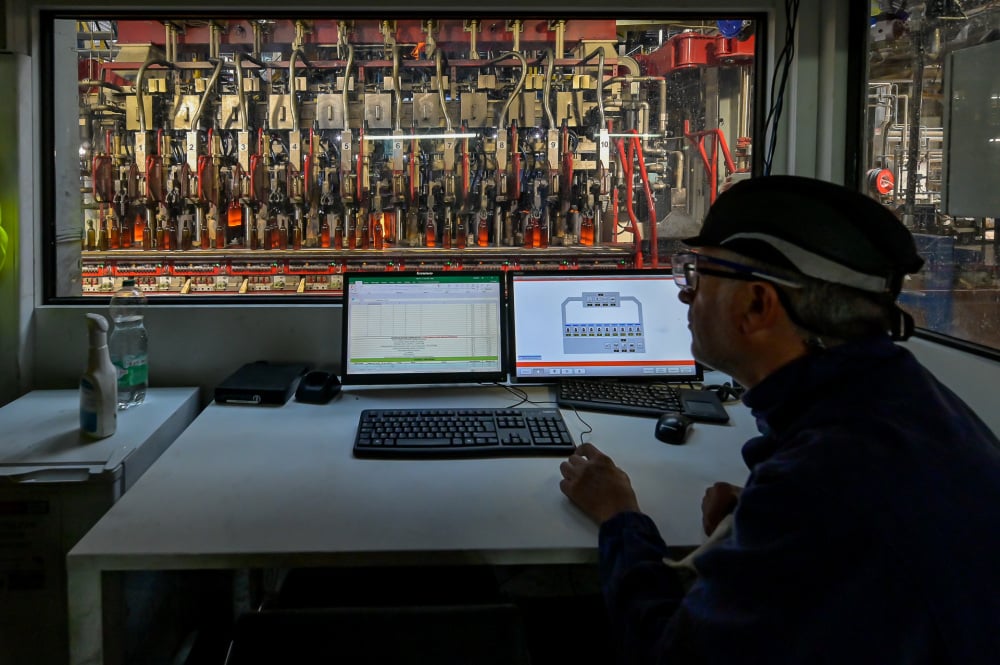 Un ouvrier de l'usine d'OI-Glass à Vayres en Gironde, où le site employait jusqu'ici 240 salariés.