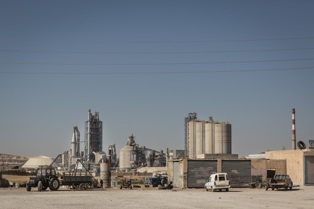 Le Service national de douane judiciaire (SNDJ) conclut dans un rapport que Lafarge Cement Syrie (LCS), branche syrienne du groupe, a " effectué des paiements aux groupes jihadistes".