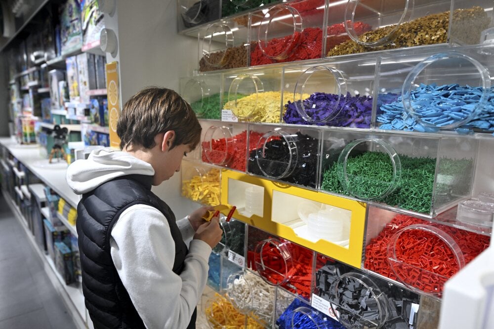 ©PHOTOPQR/L'EST REPUBLICAIN/Alexandre MARCHI ; Nancy ; 24/11/2023 ; ECONOMIE - MAGASIN LEGO CERTIFIED STORE - BRIQUES JAUNES - JOUET - JOUETS - JEU DE CONSTRUCTION. Nancy 24 novembre 2023. Un enfant devant des briques Lego lors de l'ouverture du...