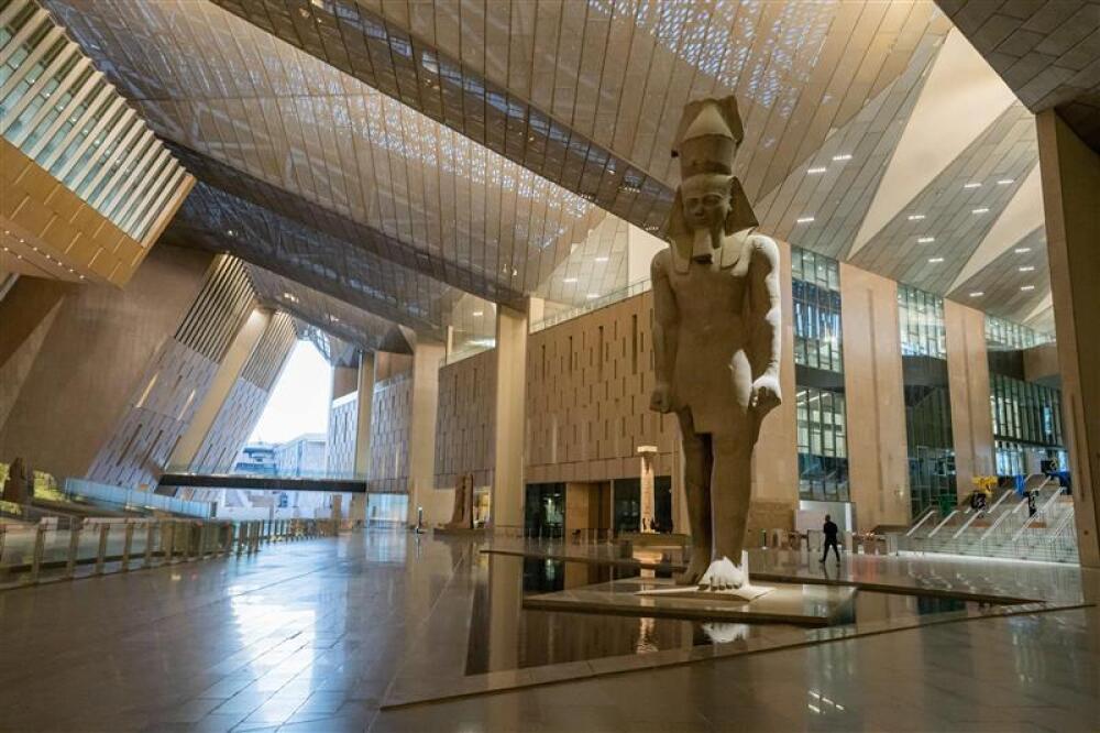 Statue de Ramsès II dans le hall d’entrée du Grand Musée Egyptien