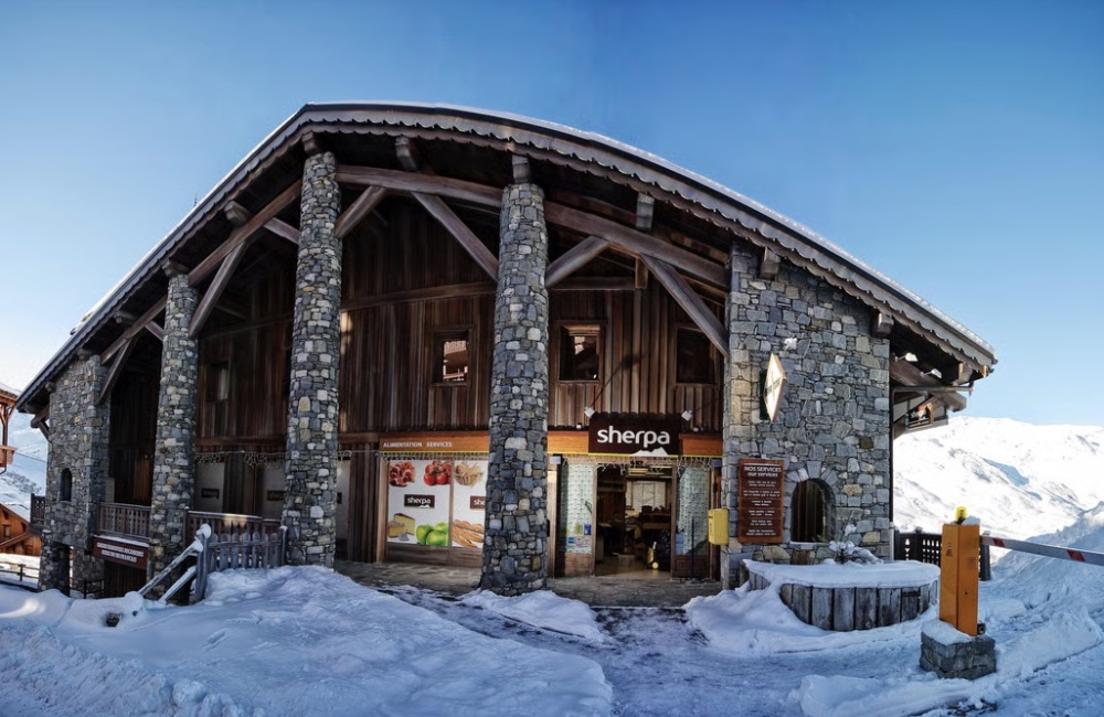 Premier réseau de commerces de proximité en montagne avec leurs 121 implantations à travers l'Hexagone, la coopérative de magasins Sherpa dévoile ce jeudi les résultats de sa dernière enquête sur la consommation des ménages français et étrangers.