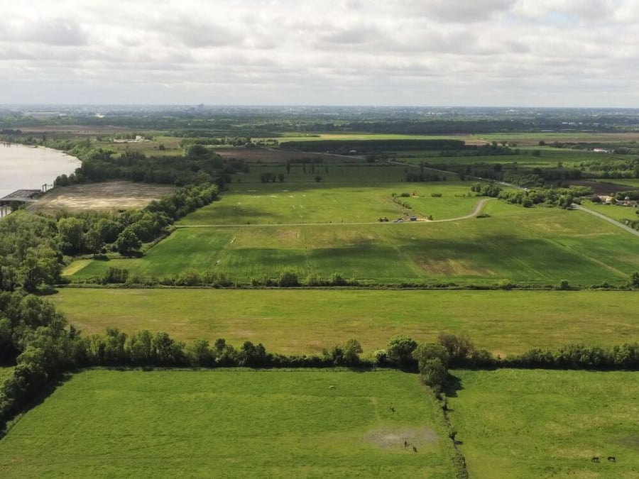 Le site envisagé par Emme pour implanter la raffinerie de cobalt et de nickel est une parcelle de 32 hectares d’espaces naturels et agricoles dont seulement 5 hectares ont été aménagés pour des activités portuaires il y a une dizaine d’années (à gauche...
