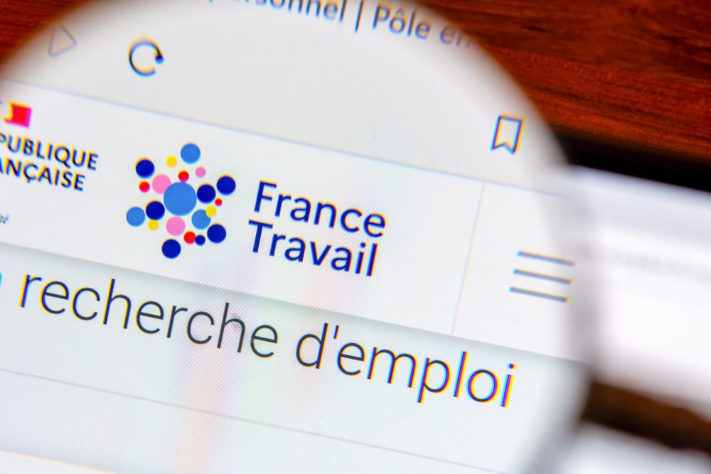 Clamart, France- 2 janvier 2024: Détail d'une page du site internet de France Travail, anciennement Pôle Emploi, vue avec une loupe. France Travail est l'administration française en charge de l'emploi