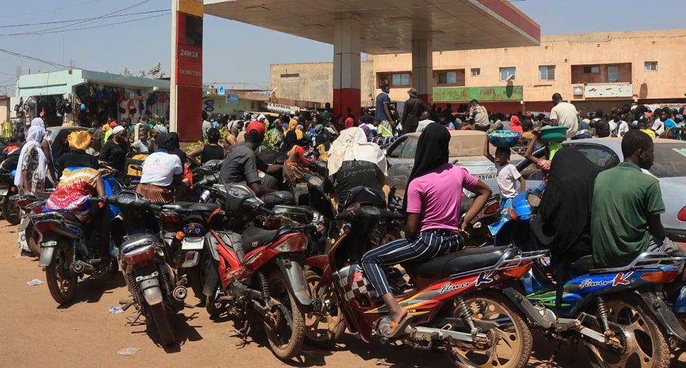 Des motards font la queue devant une station essence à Bamako, le 1er novembre.