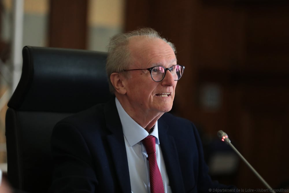 Georges Ziegler, président du Département de la Loire, se prépare à adresser un courrier à Emmanuel Macron, à l'heure où près de la moitié des départements français craignent de plonger dans le rouge en cette fin d'année.